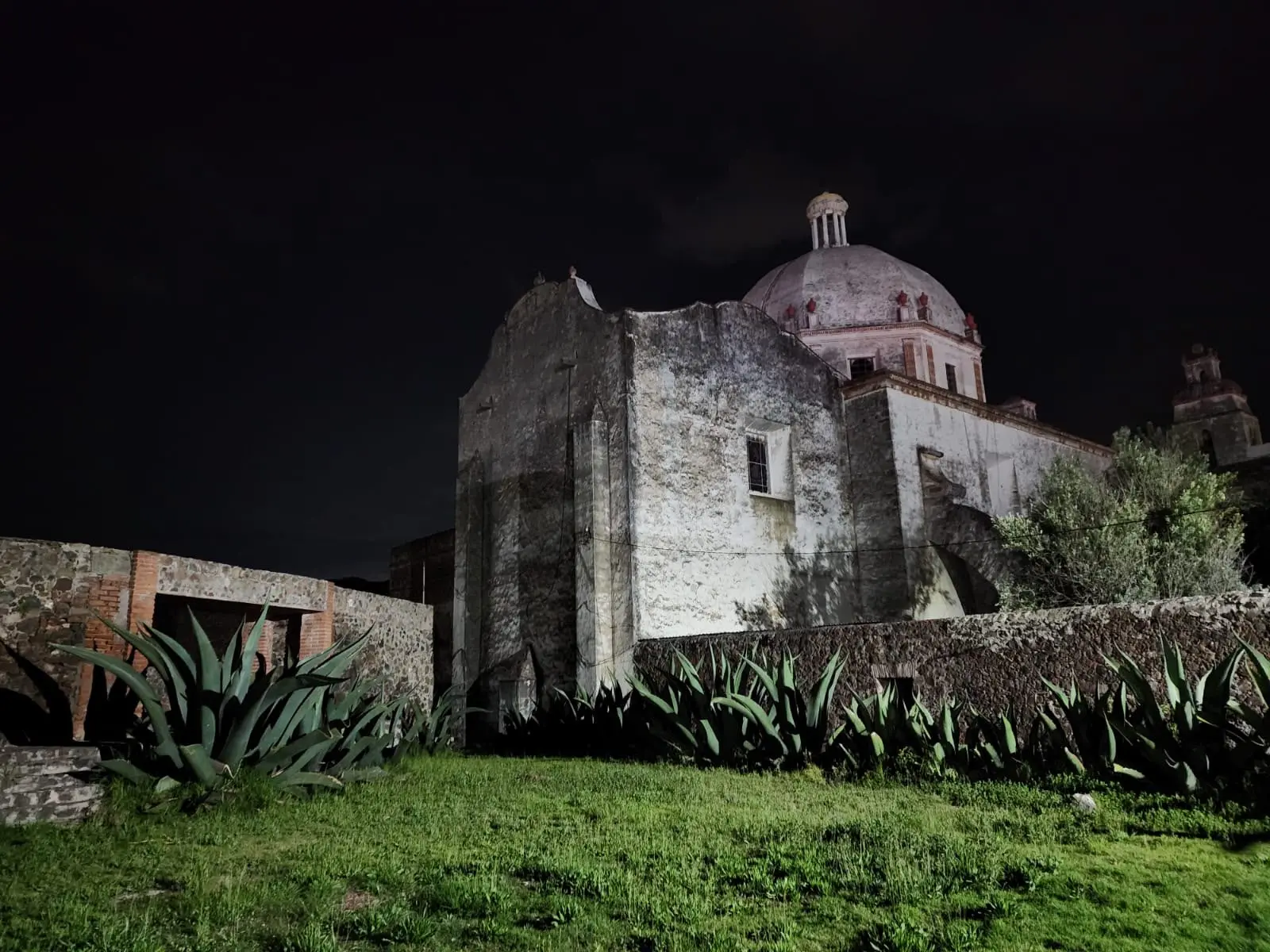 Ex Convento de noche entre magueyes