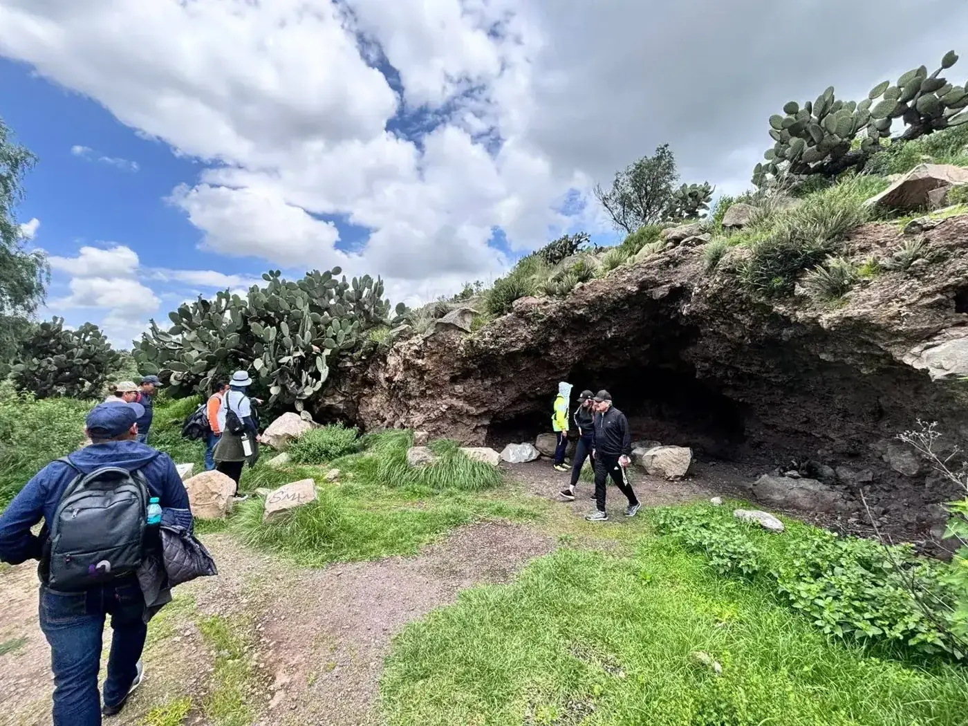 Senderismo hacia las cuevas del cerro