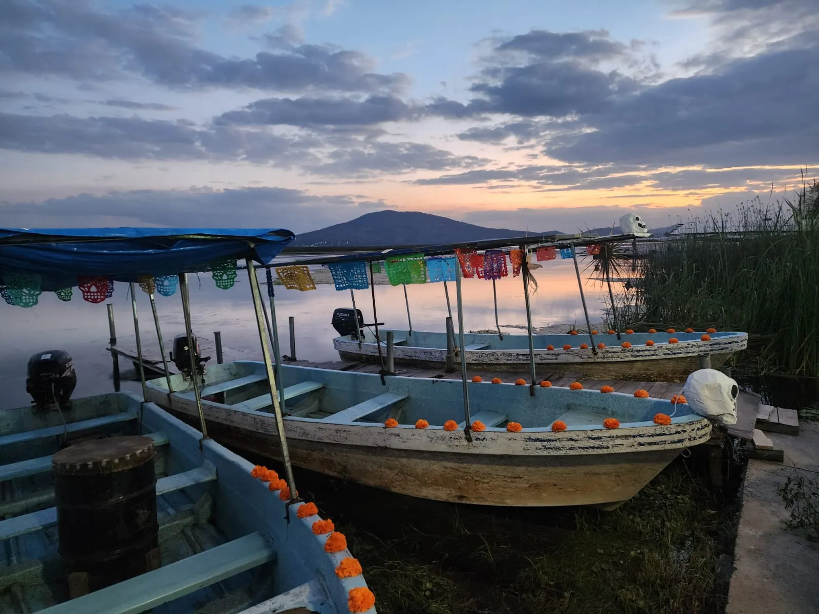 Lanchas con papel picado al atardecer
