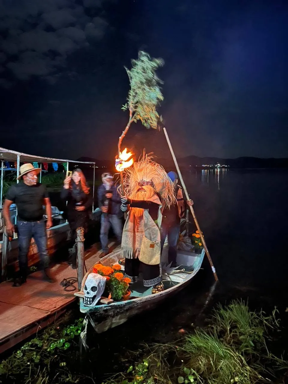 Recorrido nocturno de Día de Muertos en la laguna