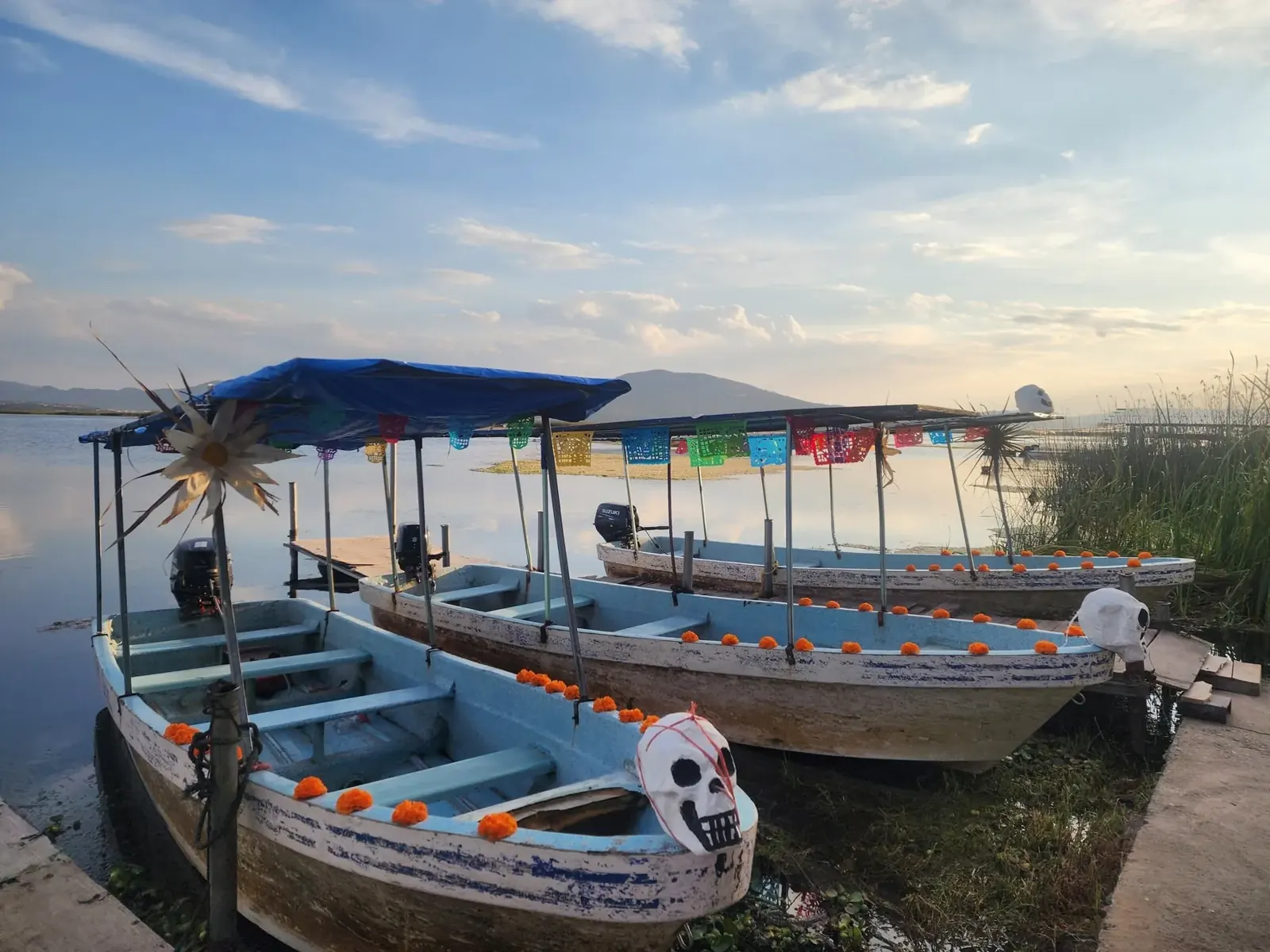 Lanchas adornadas para Día de Muertos en la Laguna de Tecocomulco